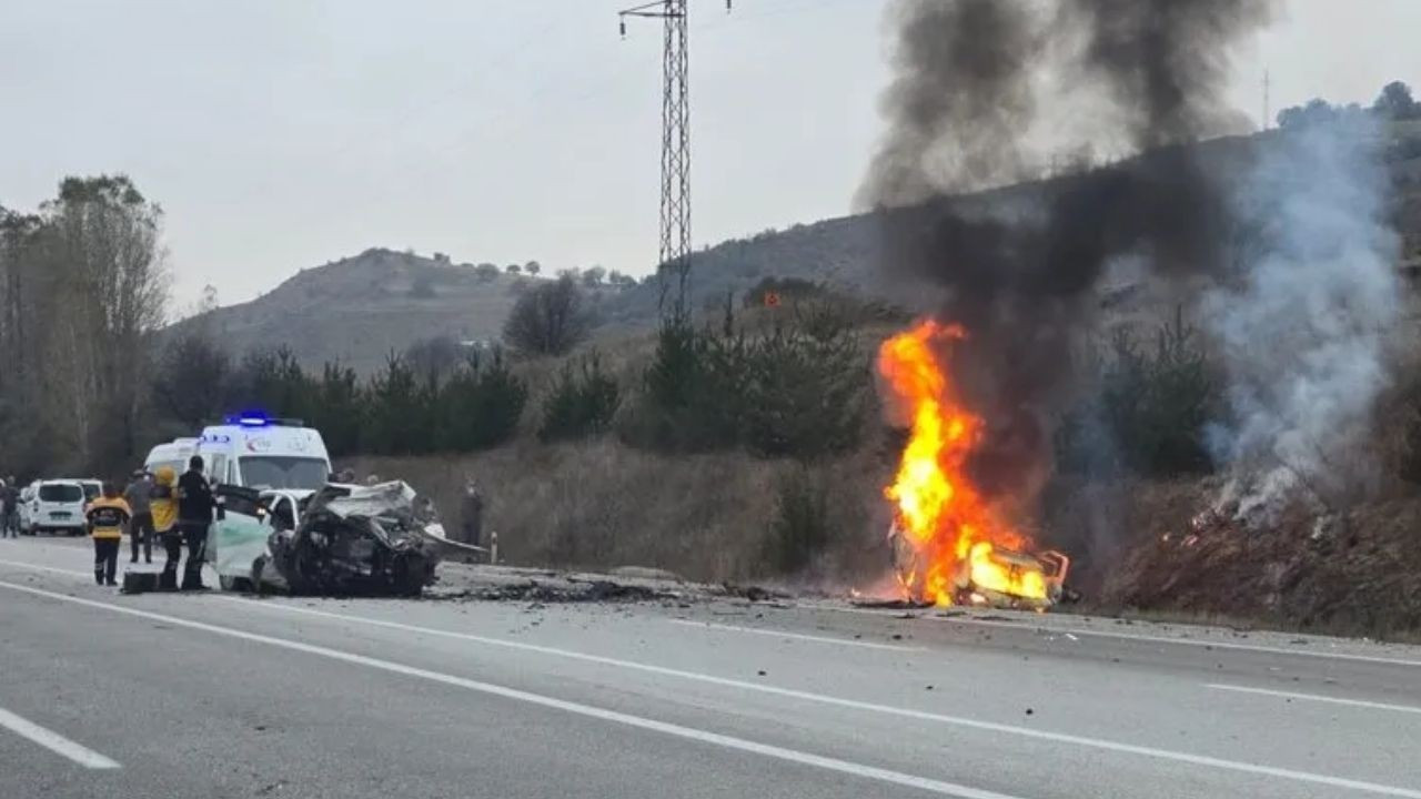 Erzincan'da Facia! Otomobil alev aldı: Çok sayıda ölü var