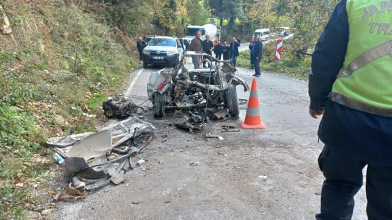 Kaza yapan Fiat Tofaş kağıt gibi dağıldı: 3 yaralı