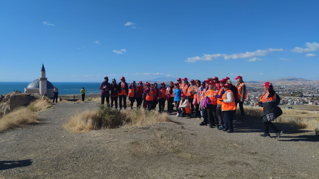 Cumhuriyet'in 101. yılını kutlamak için yola çıkan 101 kadın, Van'ın tarihi turistik yerlerini gezdi - Sayfa 11