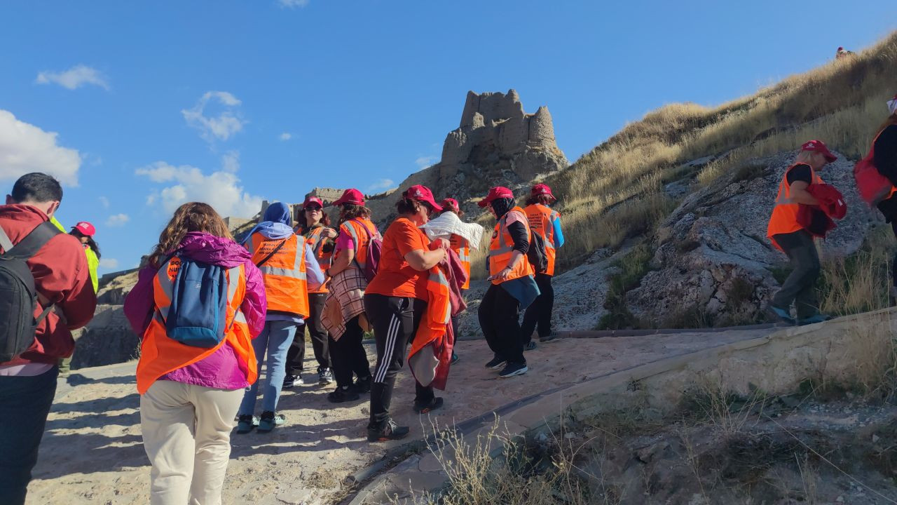 Cumhuriyet'in 101. yılını kutlamak için yola çıkan 101 kadın, Van'ın tarihi turistik yerlerini gezdi - Sayfa 8