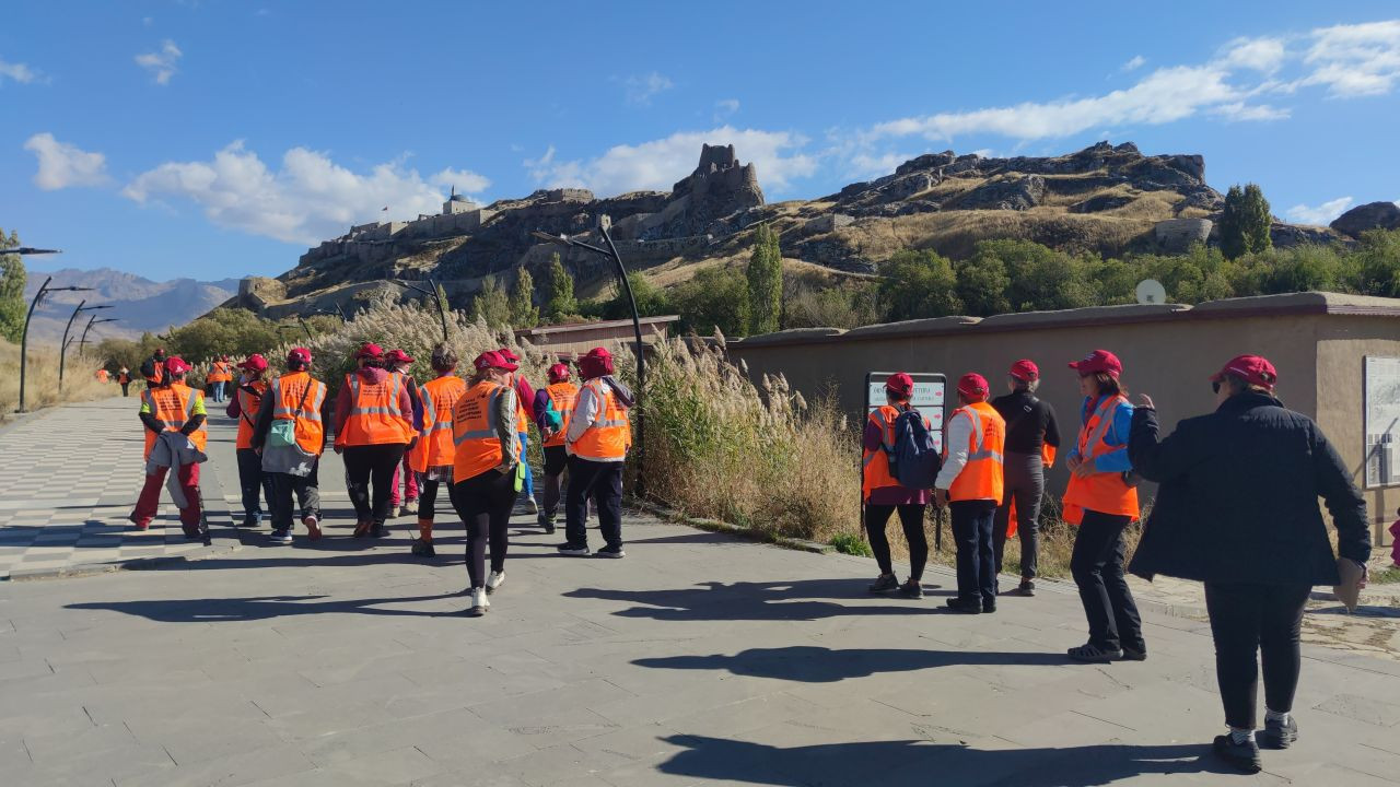 Cumhuriyet'in 101. yılını kutlamak için yola çıkan 101 kadın, Van'ın tarihi turistik yerlerini gezdi - Sayfa 9