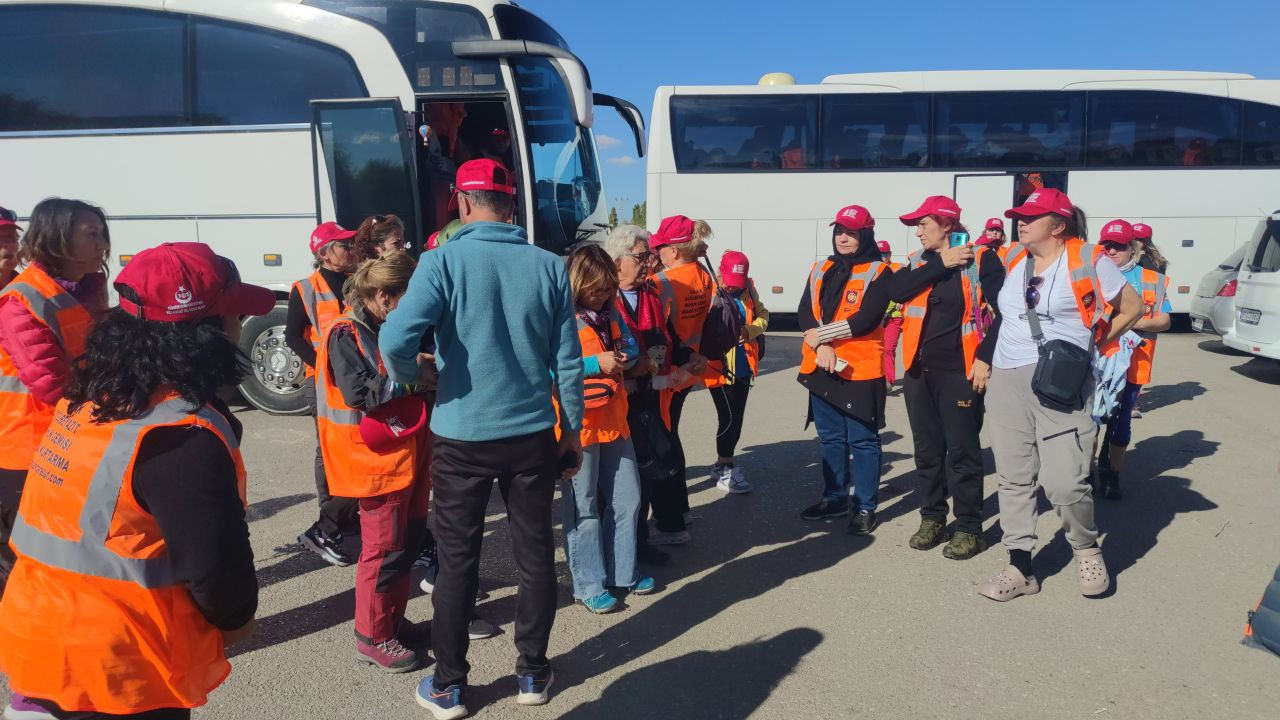 Cumhuriyet'in 101. yılını kutlamak için yola çıkan 101 kadın, Van'ın tarihi turistik yerlerini gezdi - Sayfa 6