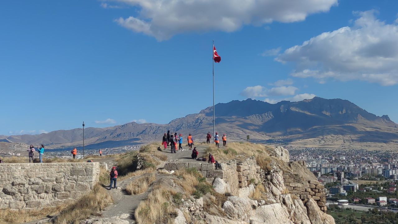 Cumhuriyet'in 101. yılını kutlamak için yola çıkan 101 kadın, Van'ın tarihi turistik yerlerini gezdi - Sayfa 4