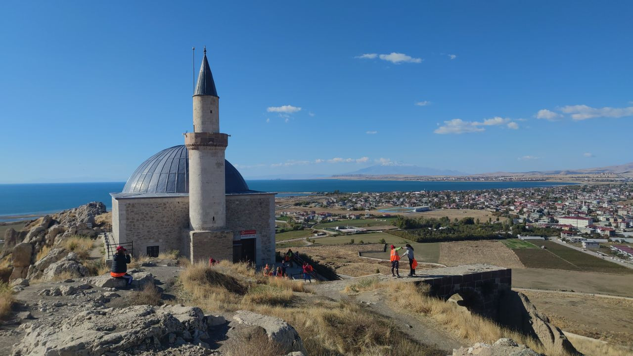 Cumhuriyet'in 101. yılını kutlamak için yola çıkan 101 kadın, Van'ın tarihi turistik yerlerini gezdi - Sayfa 3