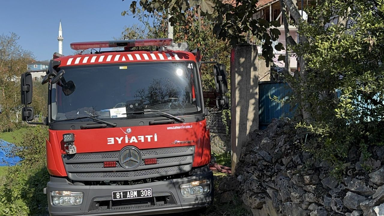 Düzce'de korkutan yangın: 2 katlı ev yangına kurban gitti - Sayfa 1