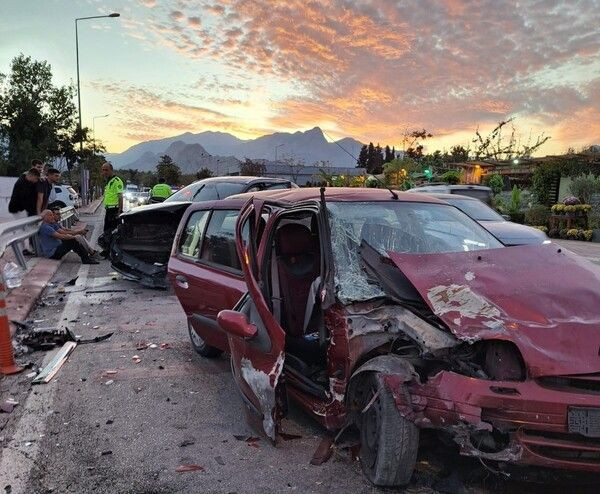 Virajı Alamayan Otomobil Karşı Araçla Çarpıştı: Sıkışan Yaralıları İtfaiye Kurtardı - Sayfa 3