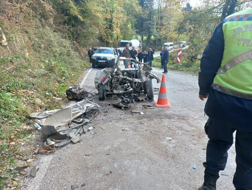 Kaza yapan Fiat Tofaş kağıt gibi dağıldı: 3 yaralı - Sayfa 4