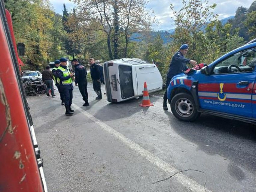 Kaza yapan Fiat Tofaş kağıt gibi dağıldı: 3 yaralı - Sayfa 3