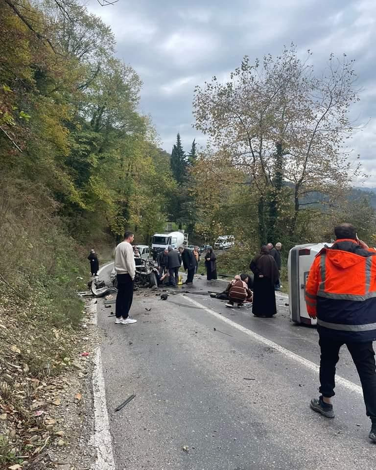 Kaza yapan Fiat Tofaş kağıt gibi dağıldı: 3 yaralı - Sayfa 1