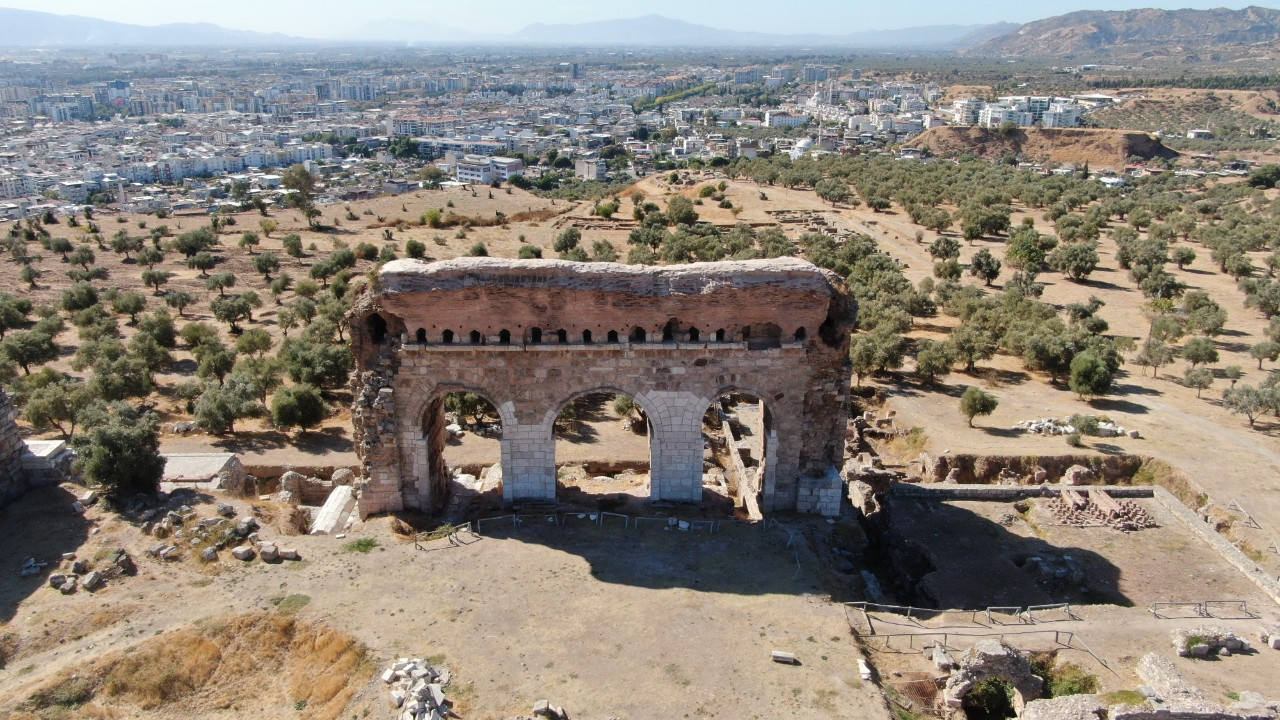 3 bin yıllık tarihi kentteki tiyatro ve stadyum gün yüzüne çıkmayı bekliyor