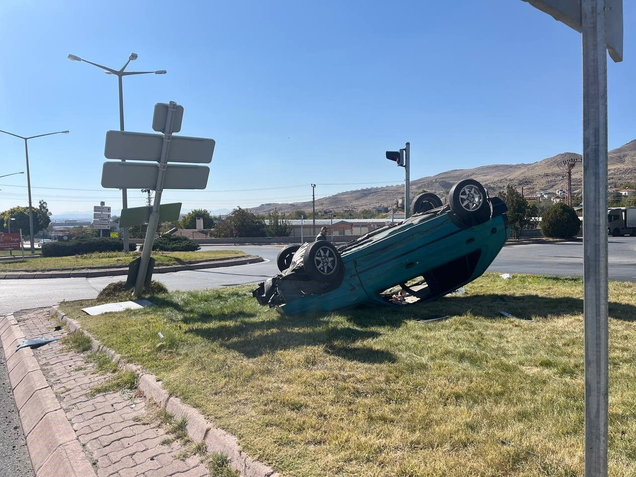 Tırla çarpışan otomobil takla attı: 1’i ağır 4 yaralı - Sayfa 1