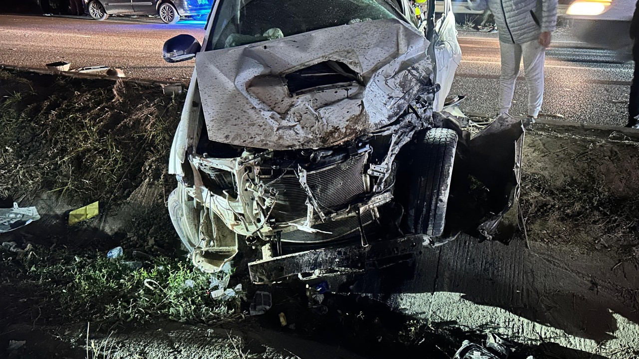 Hatay'da Aydınlatma Direğine Çarpan Pikabın Sürücüsü Yaralandı