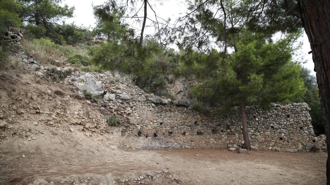 Syedra Antik Kenti'ndeki tiyatro gün yüzüne çıkarılıyor