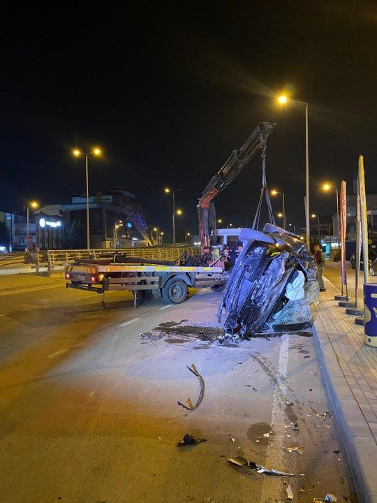 Komşuda otomobil takla attı! 3 kişi ağır yaralandı - Sayfa 4