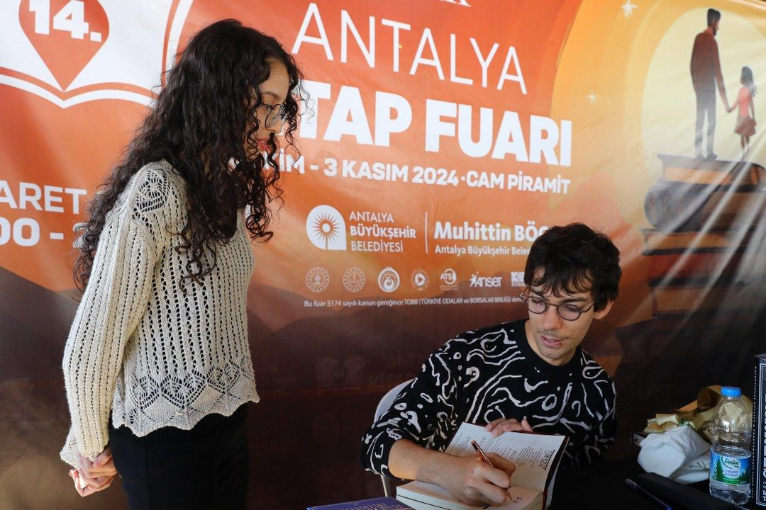 Antalya Kitap Fuarı ziyaretçi akınına uğruyor - Sayfa 23