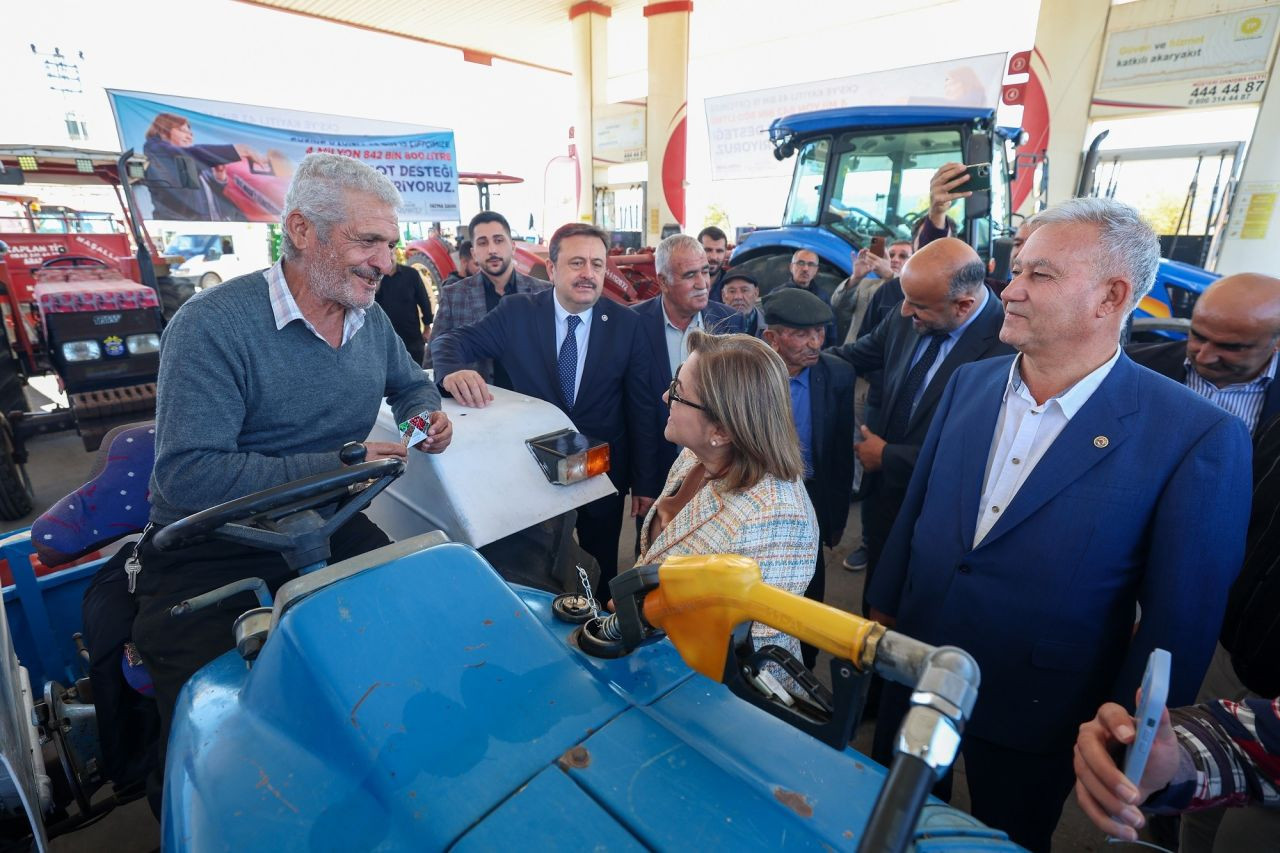 Büyükşehir, çiftçilere ücretsiz akaryakıt dağıtımına başladı - Sayfa 1