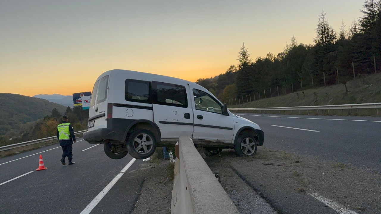 Bolu'da Hafif Ticari Araç Beton Bariyerlerde Asılı Kaldı: 1 Yaralı