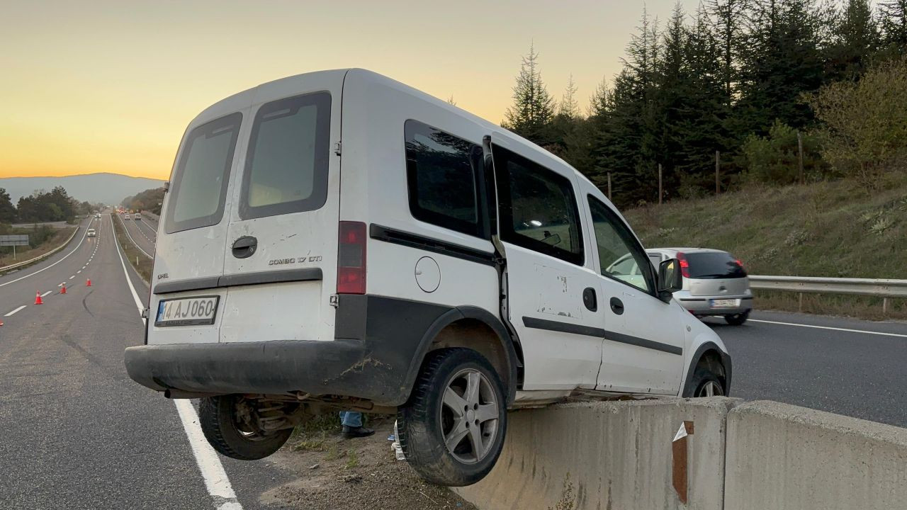 Bolu'da Hafif Ticari Araç Beton Bariyerlerde Asılı Kaldı: 1 Yaralı - Sayfa 4