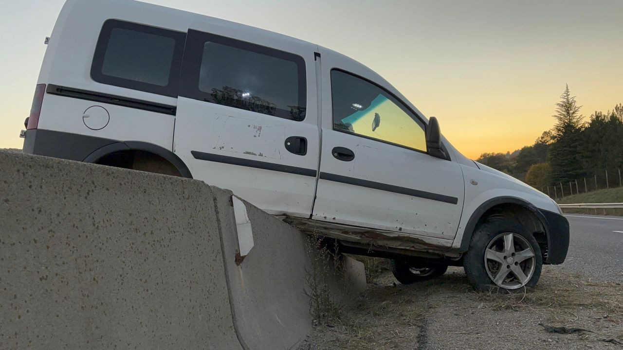 Bolu'da Hafif Ticari Araç Beton Bariyerlerde Asılı Kaldı: 1 Yaralı - Sayfa 2