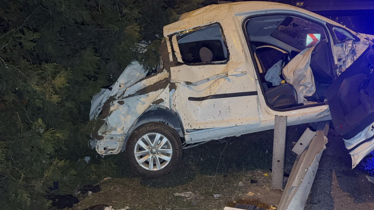 Düzce'de Korkutan Kaza: Araç Refüjde Asılı Kaldı, 2 Yaralı - Sayfa 6