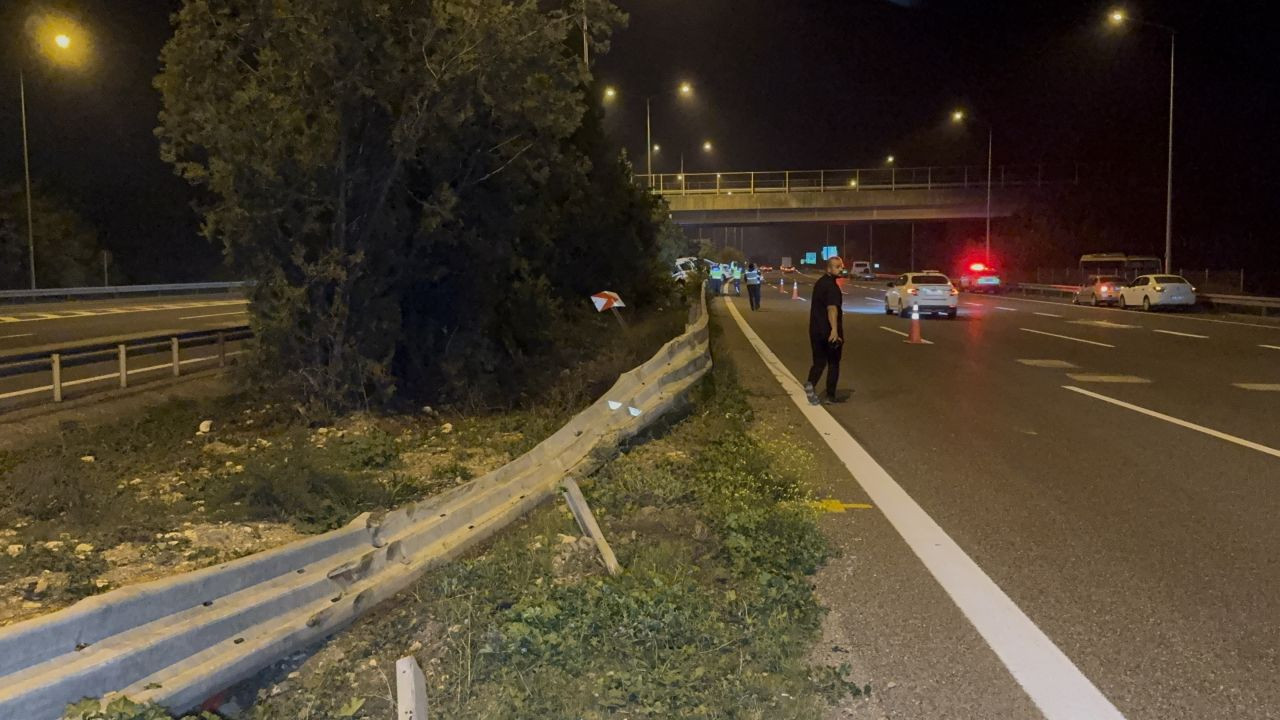 Düzce'de Korkutan Kaza: Araç Refüjde Asılı Kaldı, 2 Yaralı - Sayfa 5