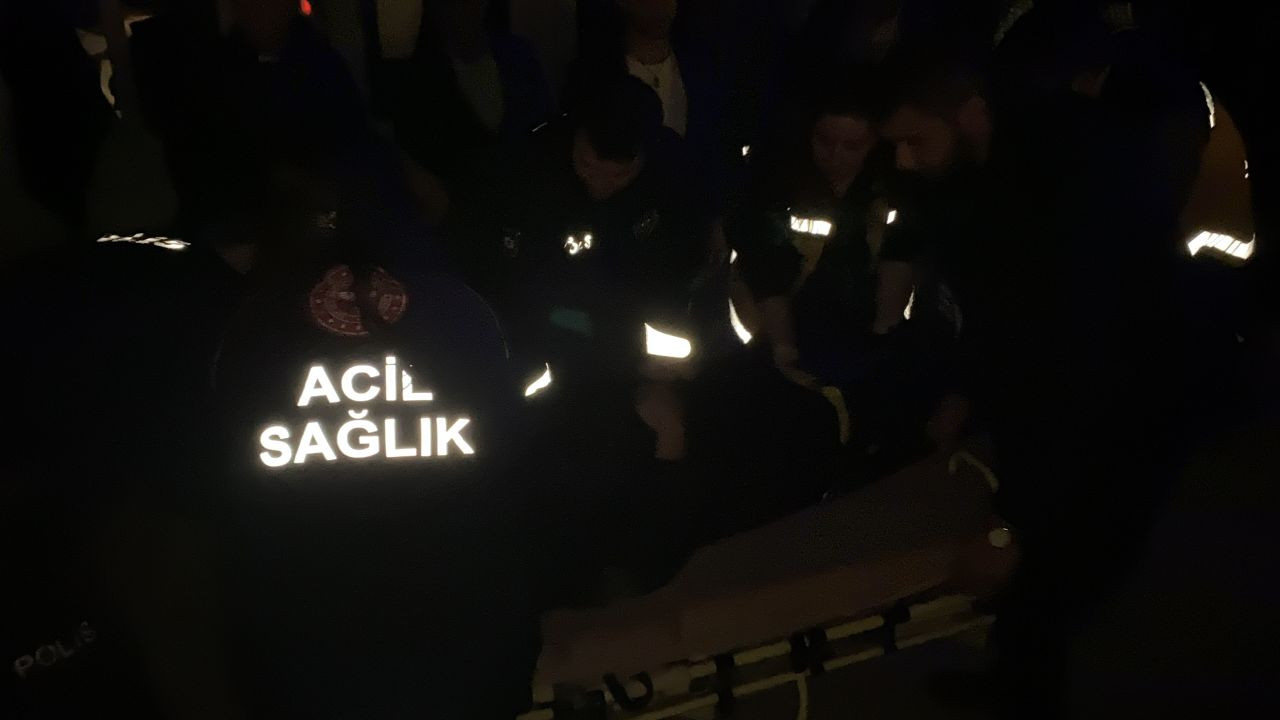 Edirne'de Direğe Çarpan Araçta Sürücü Yaralandı - Sayfa 1