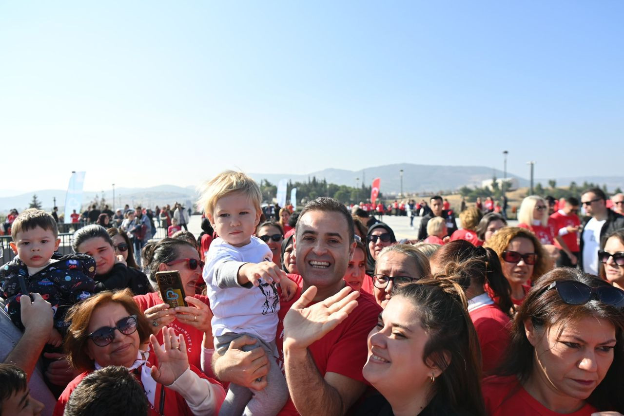 Cumhuriyet için 500 kişi 7'den 70'e zeybek oynadılar - Sayfa 2