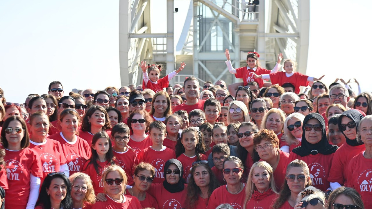Cumhuriyet için 500 kişi 7'den 70'e zeybek oynadılar