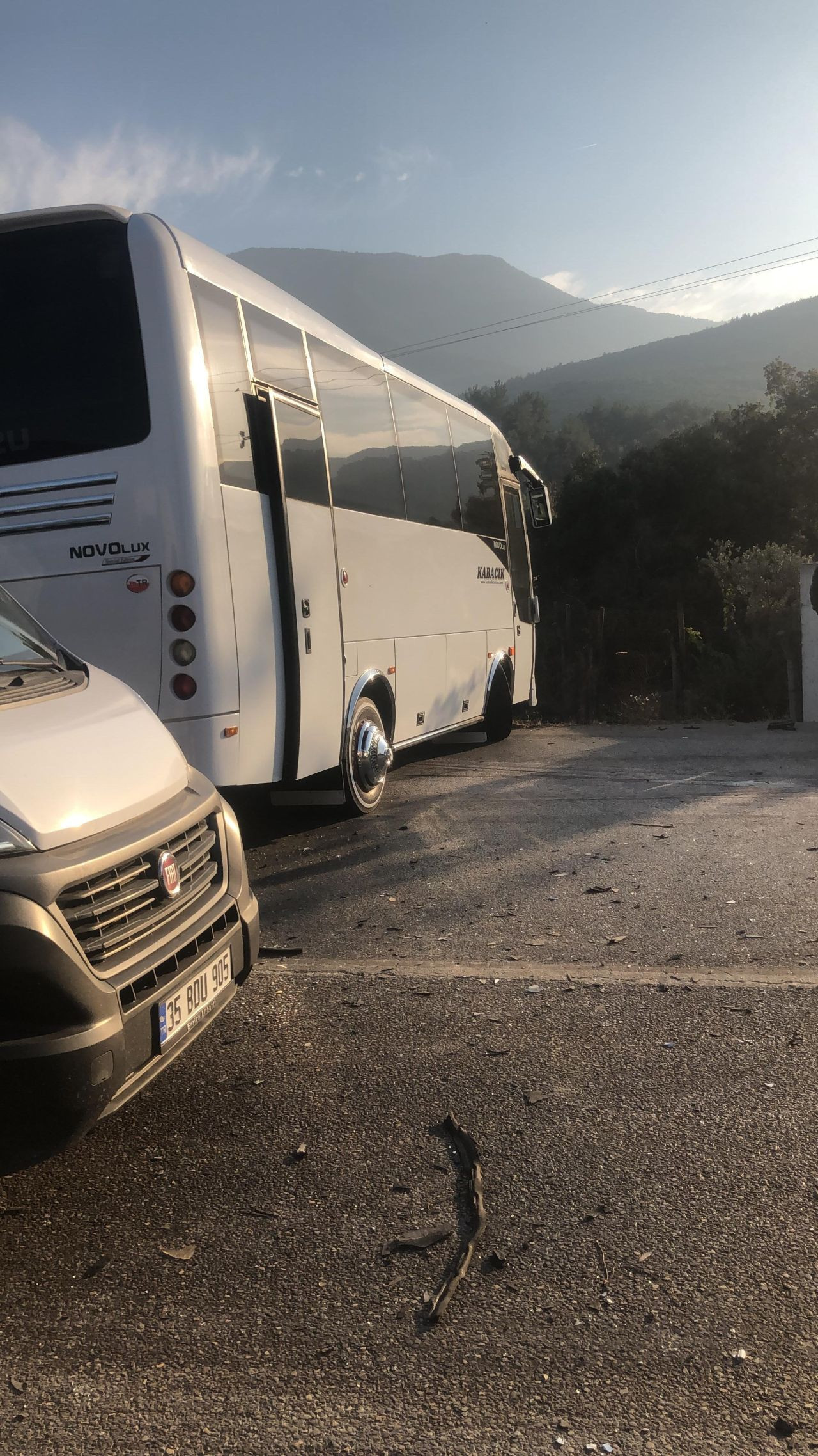 İzmir'de Servis Minibüsüyle Otomobil Kafa Kafa Çarpıştı: 1 Yaralı - Sayfa 1