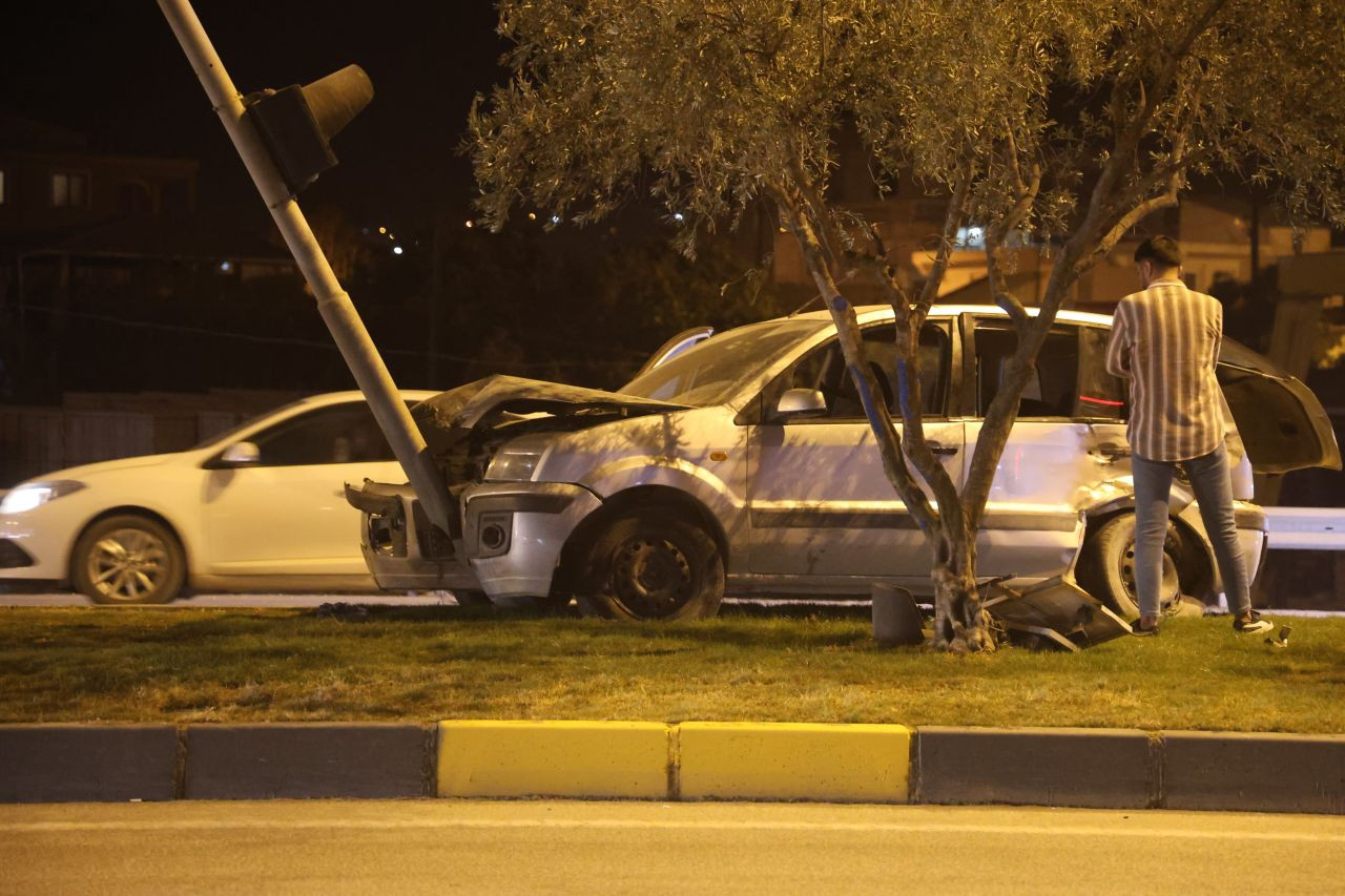 Aydınlatma Direğine Çarpan Otomobilin Sürücüsü Hastaneye Kaldırıldı - Sayfa 2