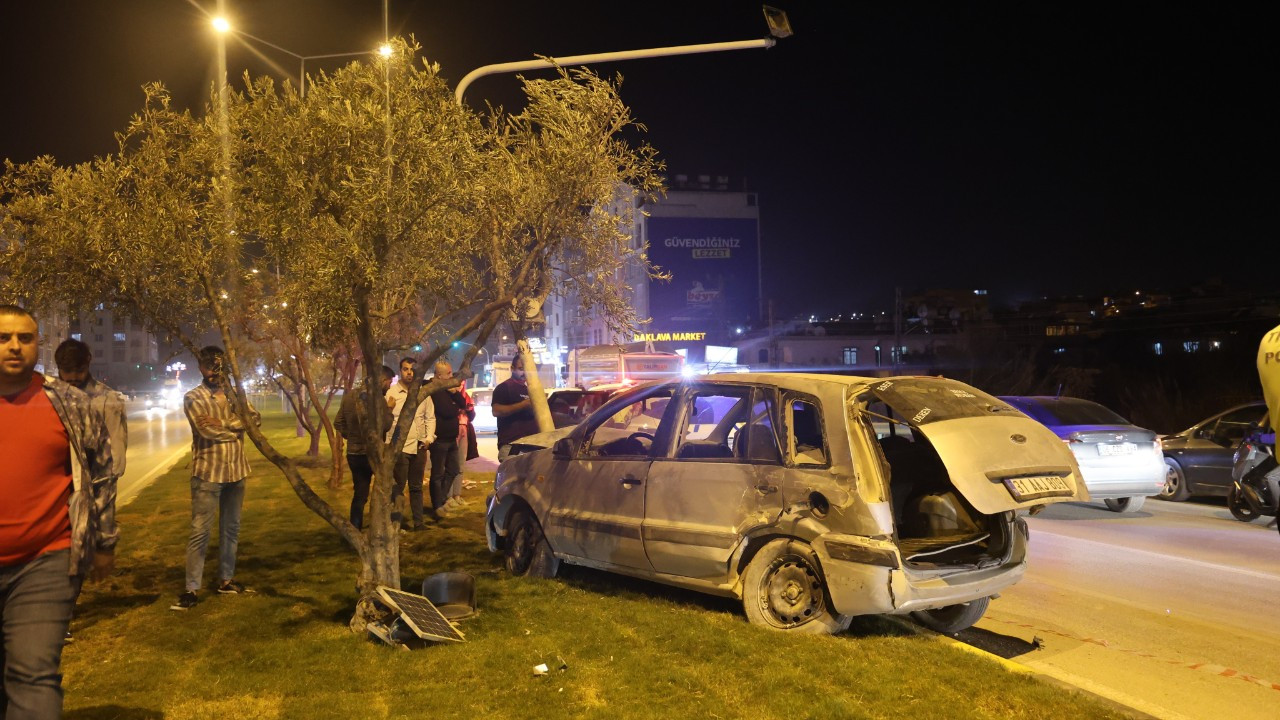 Aydınlatma Direğine Çarpan Otomobilin Sürücüsü Hastaneye Kaldırıldı