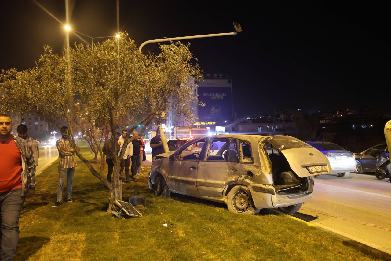 Aydınlatma Direğine Çarpan Otomobilin Sürücüsü Hastaneye Kaldırıldı - Sayfa 3