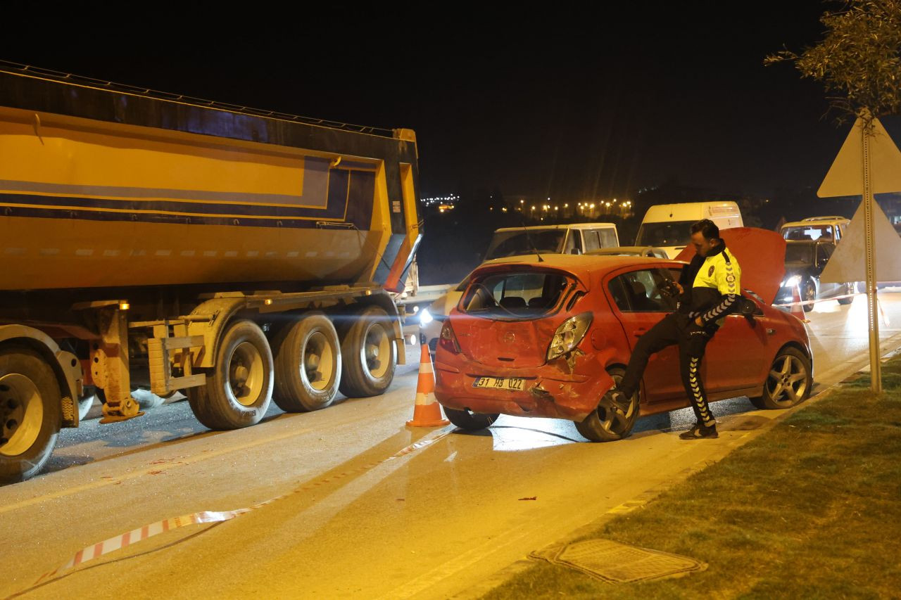 Aydınlatma Direğine Çarpan Otomobilin Sürücüsü Hastaneye Kaldırıldı - Sayfa 1