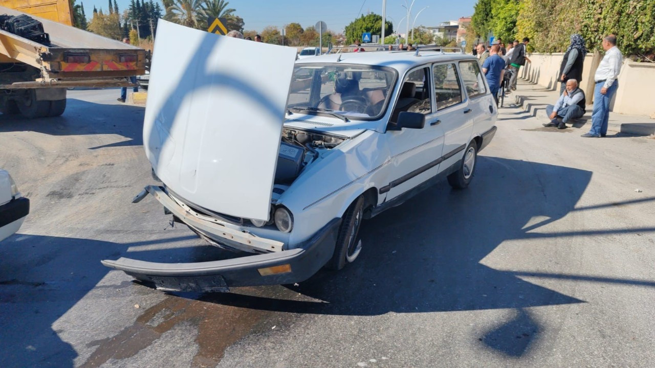 Mersin'de Otomobil ile Kamyonet Çarpıştı: 2 Yaralı Hastaneye Kaldırıldı