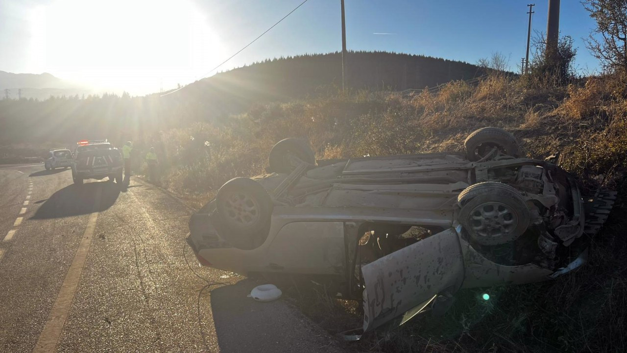 Isparta'da Takla Atan Otomobilde 3 Kişi Yaralandı