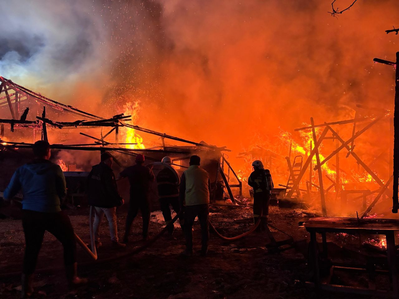 Bolu’da Korkutan Yangın: Ev ve Depolar Kül Oldu - Sayfa 2