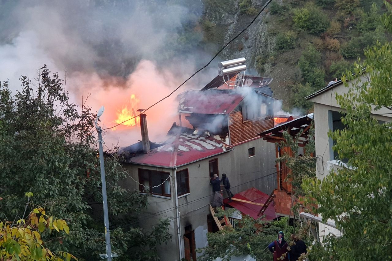 Gümüşhane'de Bacadan Çıkan Yangında Bina Hasar Gördü - Sayfa 7