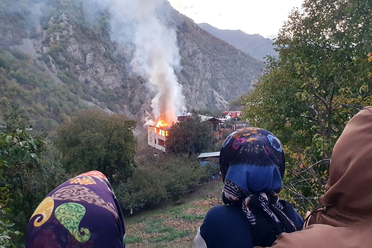 Gümüşhane'de Bacadan Çıkan Yangında Bina Hasar Gördü - Sayfa 11