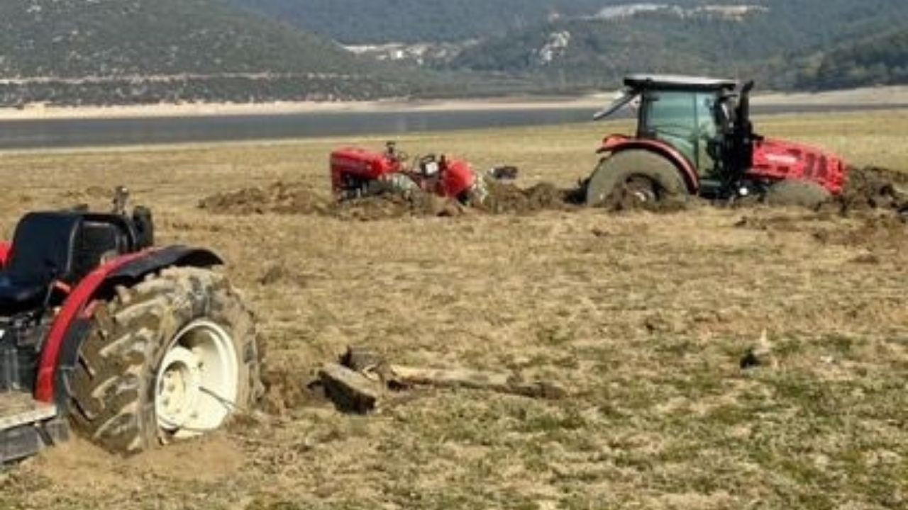 Pikniğe giden bataklığa saplandı, onları kurtarmaya gidenler de mahsur kaldı