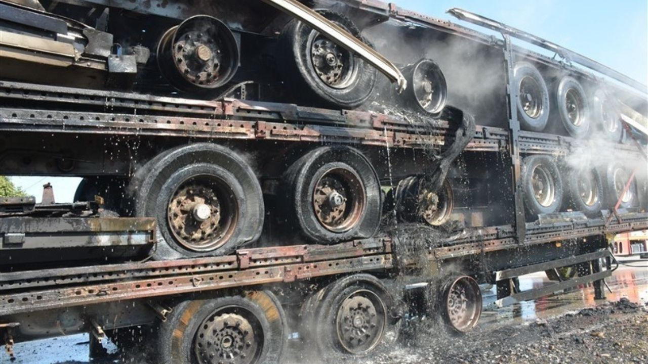 Amasya'da hurda yüklü tırın dorsesi alevlere teslim oldu