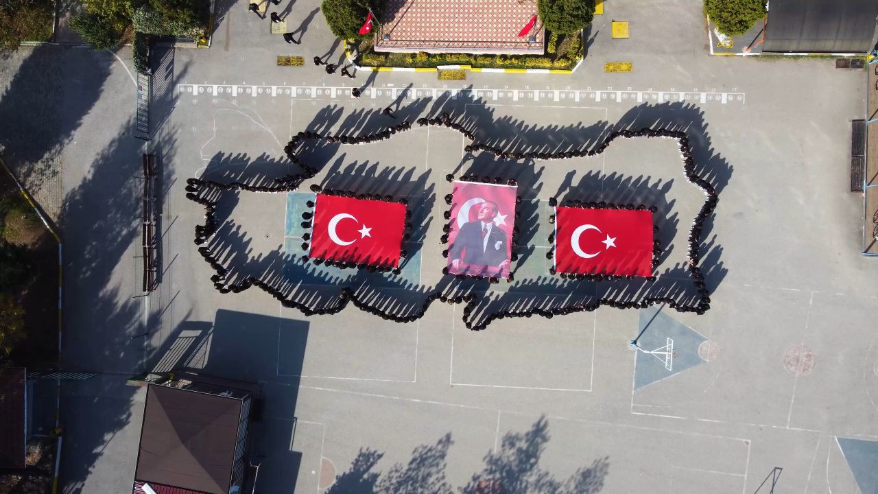 Cumhuriyet Bayramı’na Özel: Yüzlerce Öğrenciyle Türkiye Haritası Oluşturuldu - Sayfa 1