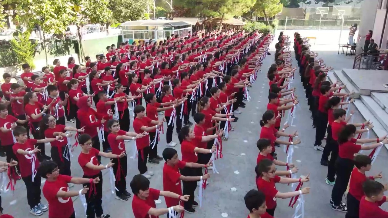 480 öğrenciden Cumhuriyet'in 101. yılına özel koreografi