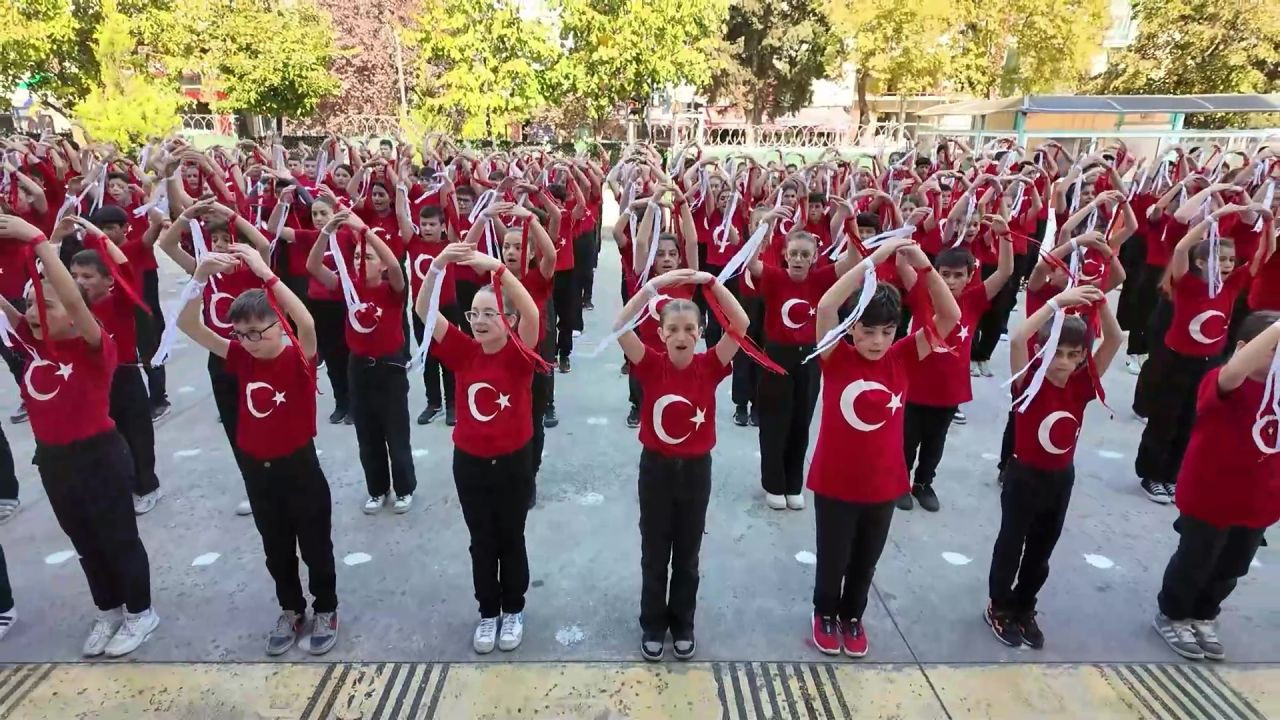 480 öğrenciden Cumhuriyet'in 101. yılına özel koreografi - Sayfa 1