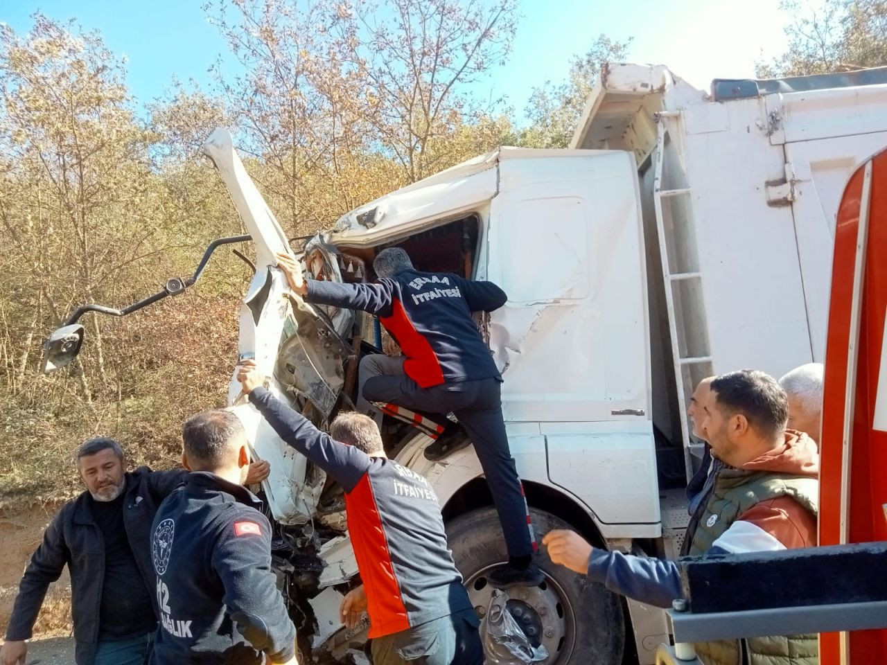 Toprak çeken iki kamyon kafa kafaya çarpıştı 2 yaralı - Sayfa 1