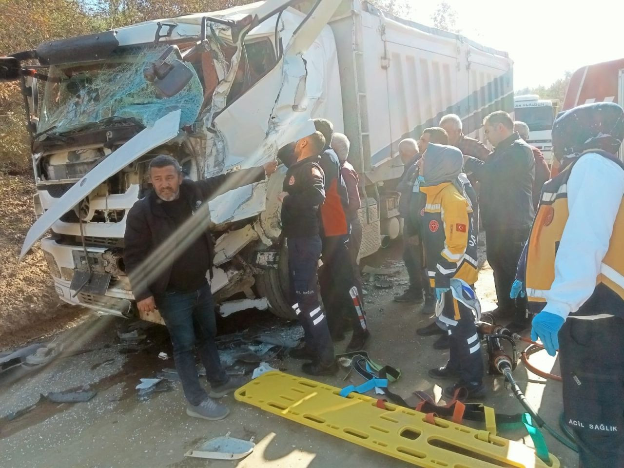 Toprak çeken iki kamyon kafa kafaya çarpıştı 2 yaralı - Sayfa 3