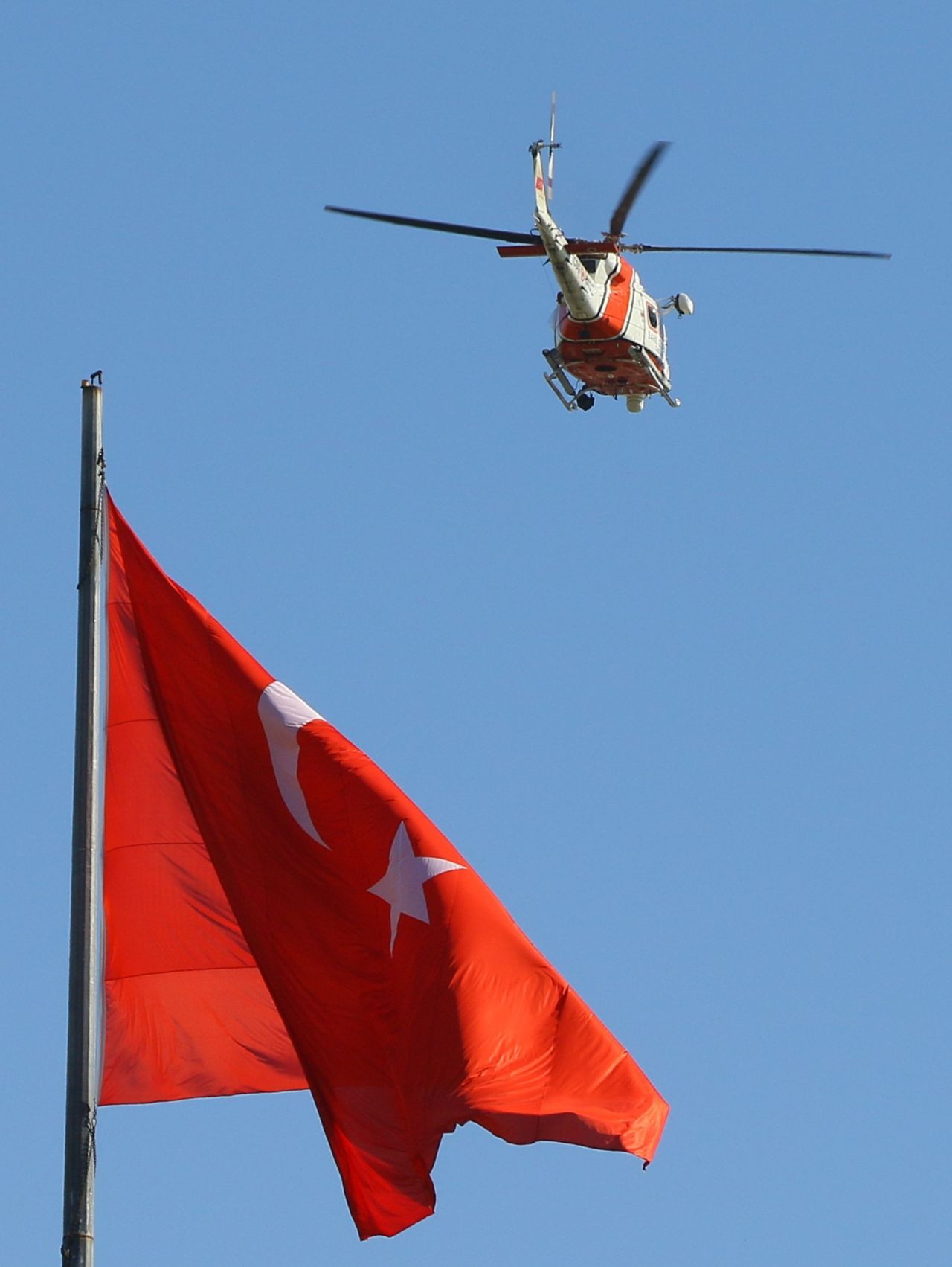 Antalya'da dalgıçlar denizde dev Türk bayrağı açtı - Sayfa 1