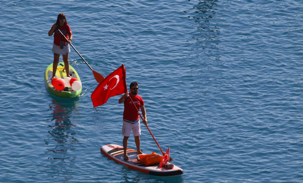 Antalya'da dalgıçlar denizde dev Türk bayrağı açtı - Sayfa 11