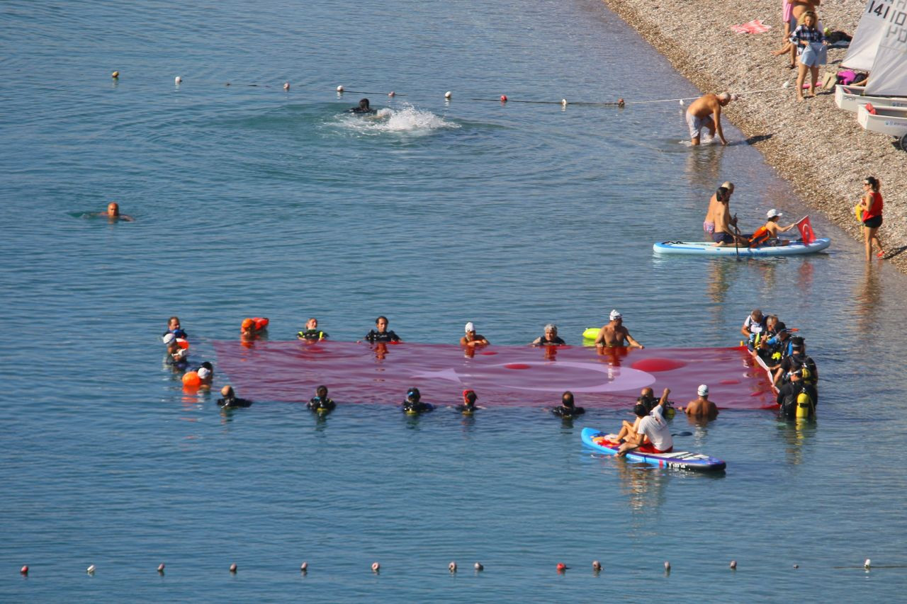 Antalya'da dalgıçlar denizde dev Türk bayrağı açtı - Sayfa 7