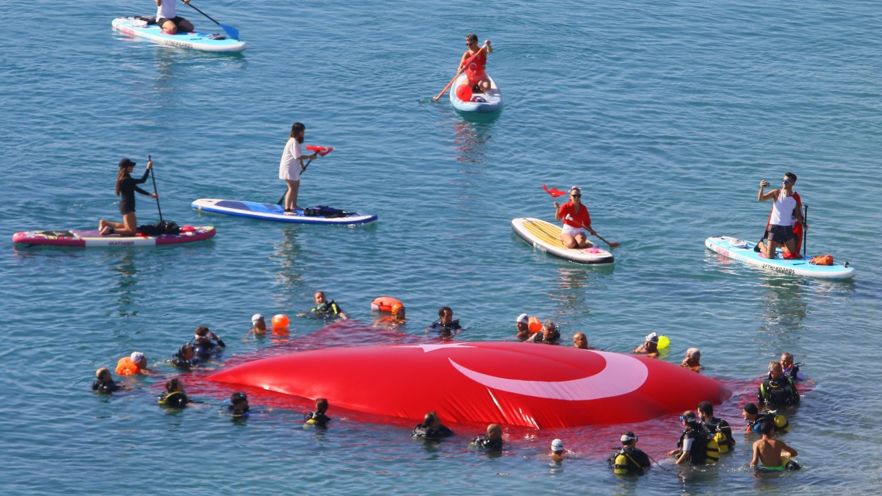 Antalya'da dalgıçlar denizde dev Türk bayrağı açtı