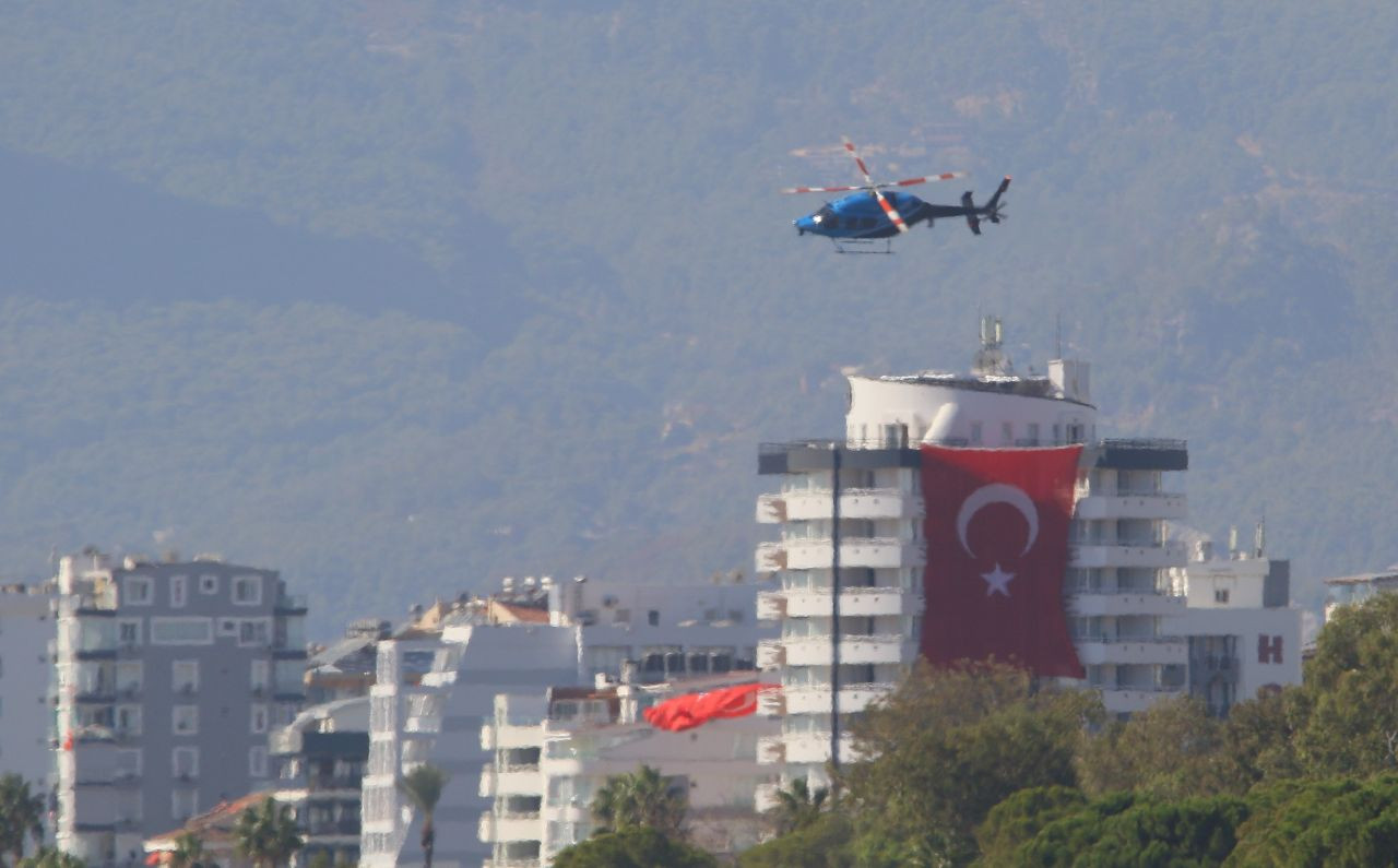 Antalya'da dalgıçlar denizde dev Türk bayrağı açtı - Sayfa 2